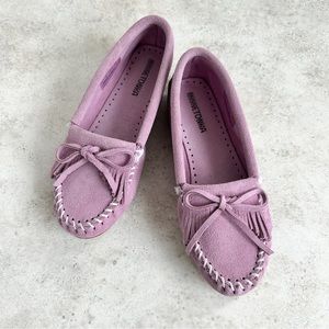 Minnetonka Kilty Hard Sole in Orchid size 8